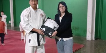 KARATE EN EL CLUB PORTEÑO: ENTREGARON 15 KARATEGUIS Y 15 PARES DE GUANTINES A LOS CHICOS