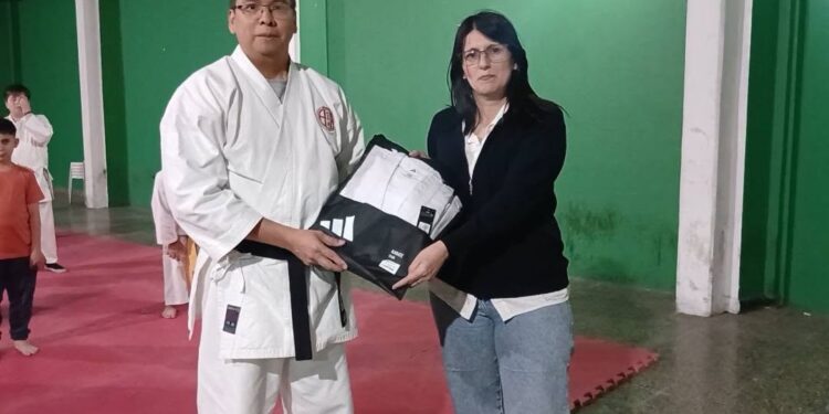 KARATE EN EL CLUB PORTEÑO: ENTREGARON 15 KARATEGUIS Y 15 PARES DE GUANTINES A LOS CHICOS